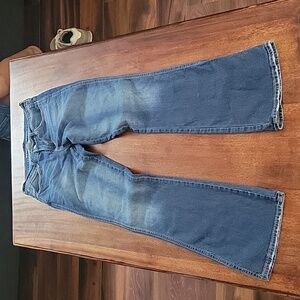 Womens size 2 Old Navy, Flare, mid rise jeans.  No holes!